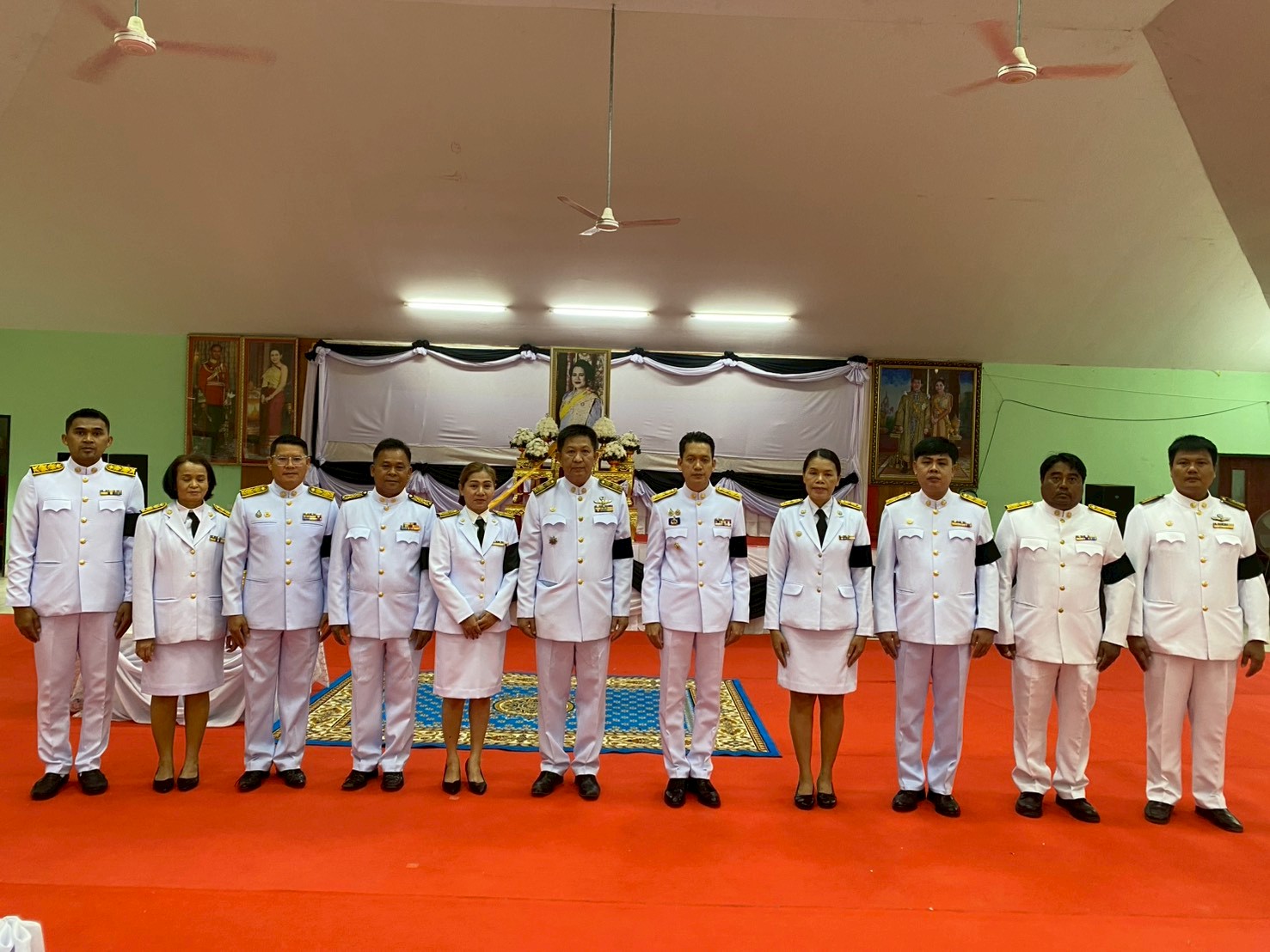 พิธีถวายน้ำสรงพระบรมศพ เบื้องหน้าพระฉายาลักษณ์ สมเด็จพระนางเจ้าสิริกิติ์ พระบรมราชินีนาถ พระบรมราชชนนีพันปีหลวง 